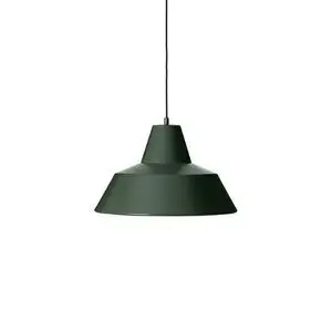 Moderne hængelampe i racing green med enkelt design og glat overflade.